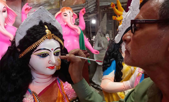 রঙ-তুলিতে সাজছে দেবী দুর্গা। ছবিটি চট্টগ্রামের সিআরবি, গোয়ালপাড়া শিল্পালয়ে প্রতিমা তৈরিতে ব্যস্ত মৃৎশিল্পীরা। ছবি: সোহেল সরওয়ার