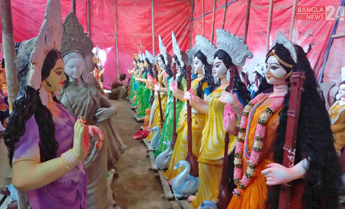 রঙ-তুলিতে সাজছে দেবী দুর্গা। ছবিটি চট্টগ্রামের সিআরবি, গোয়ালপাড়া শিল্পালয়ে প্রতিমা তৈরিতে ব্যস্ত মৃৎশিল্পীরা। ছবি: সোহেল সরওয়ার